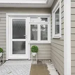 New! Modern 1-Br House With Patio & Hottub , Chiswick