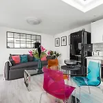 New! Modern 1-Br House With Patio & Hottub , Chiswick