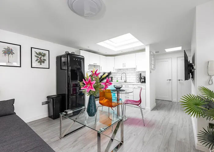 New! Modern 1-Br House With Patio & Hottub , Chiswick