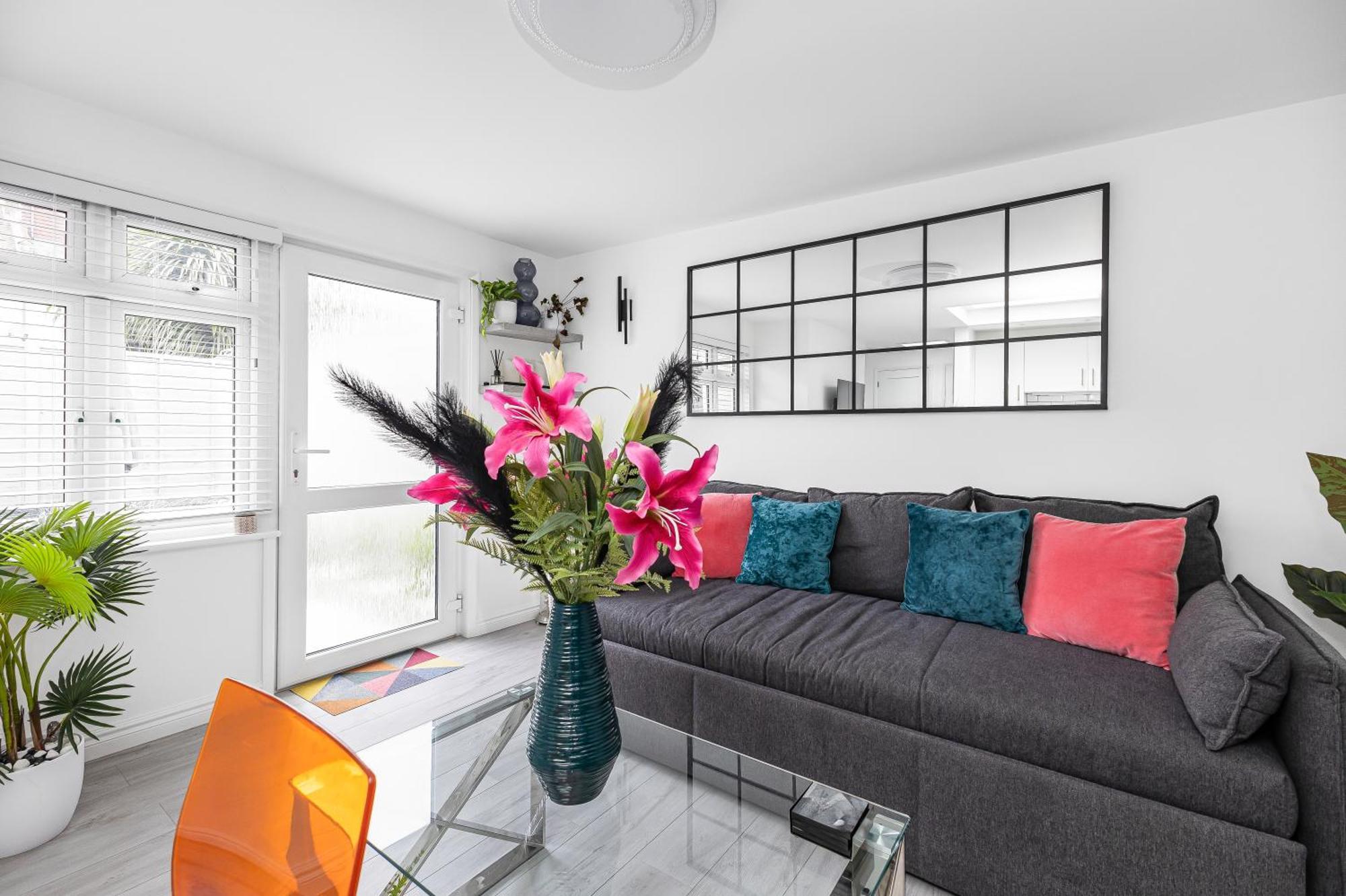 New! Modern 1-br House With Patio & Hottub , Chiswick *