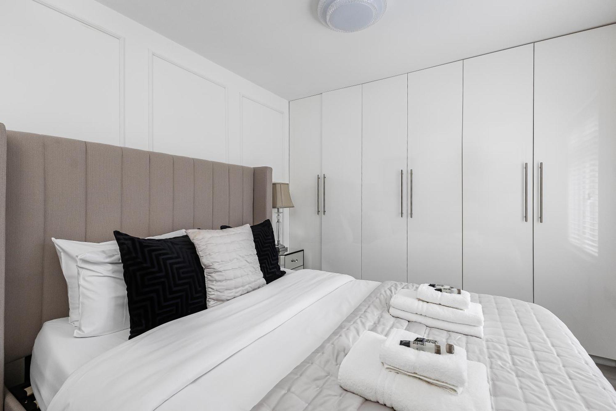 New! Modern 1-br House With Patio & Hottub , Chiswick