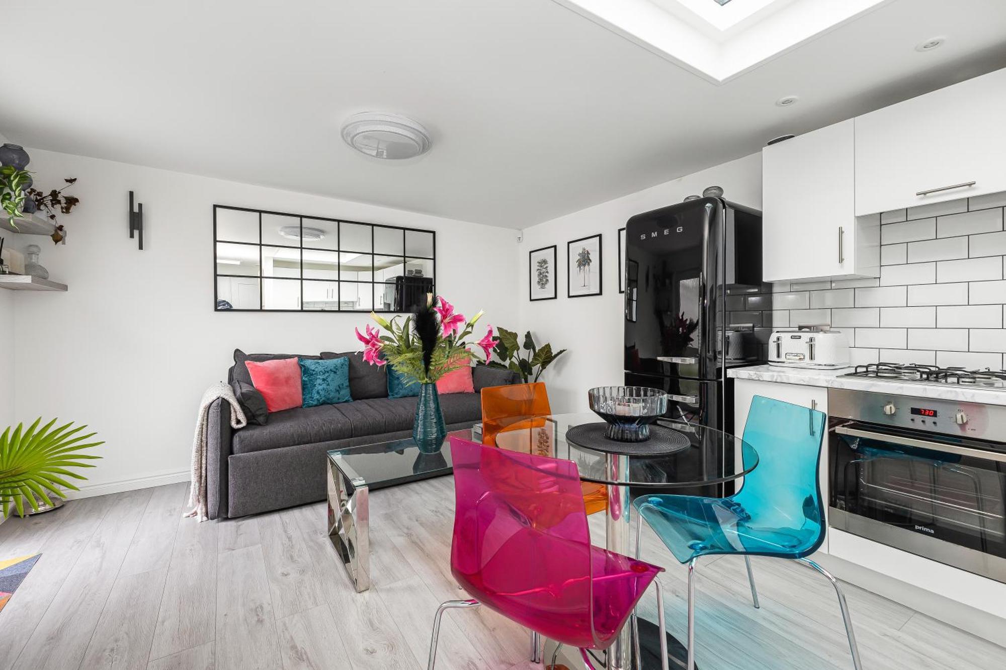 New! Modern 1-br House With Patio & Hottub , Chiswick