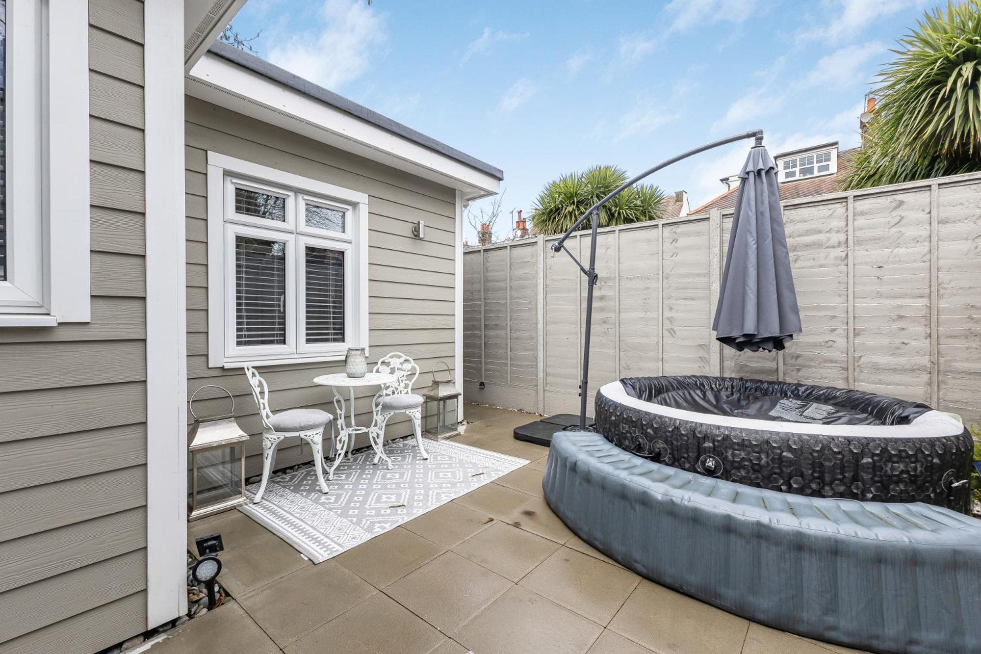 New! Modern 1-br House With Patio & Hottub , Chiswick Appartement Londres