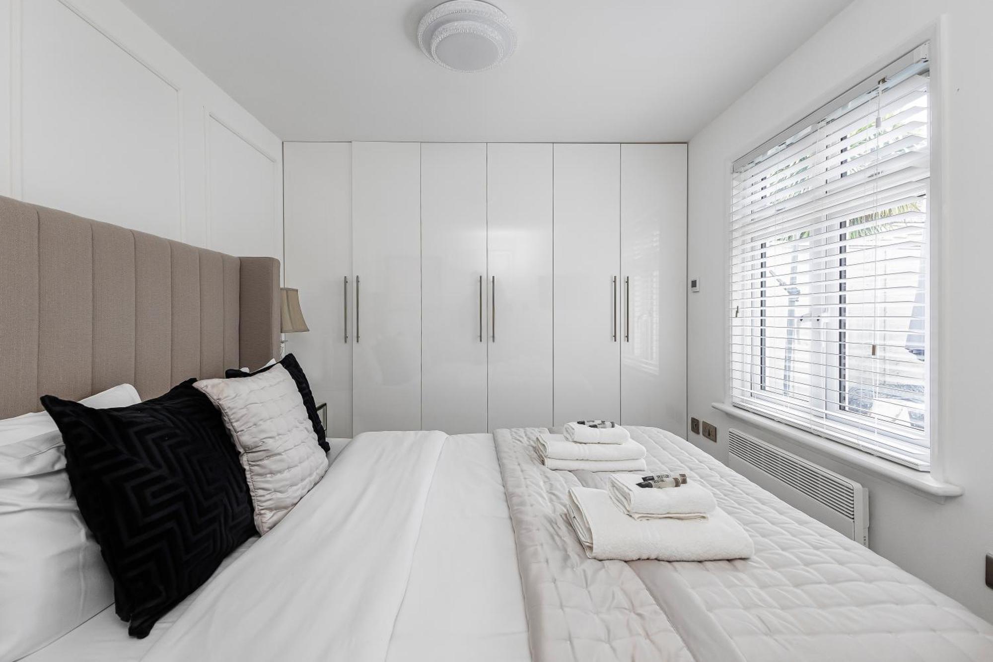 New! Modern 1-br House With Patio & Hottub , Chiswick