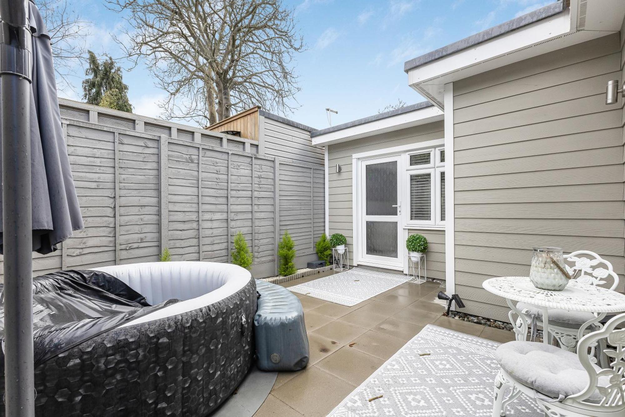 New! Modern 1-br House With Patio & Hottub , Chiswick
