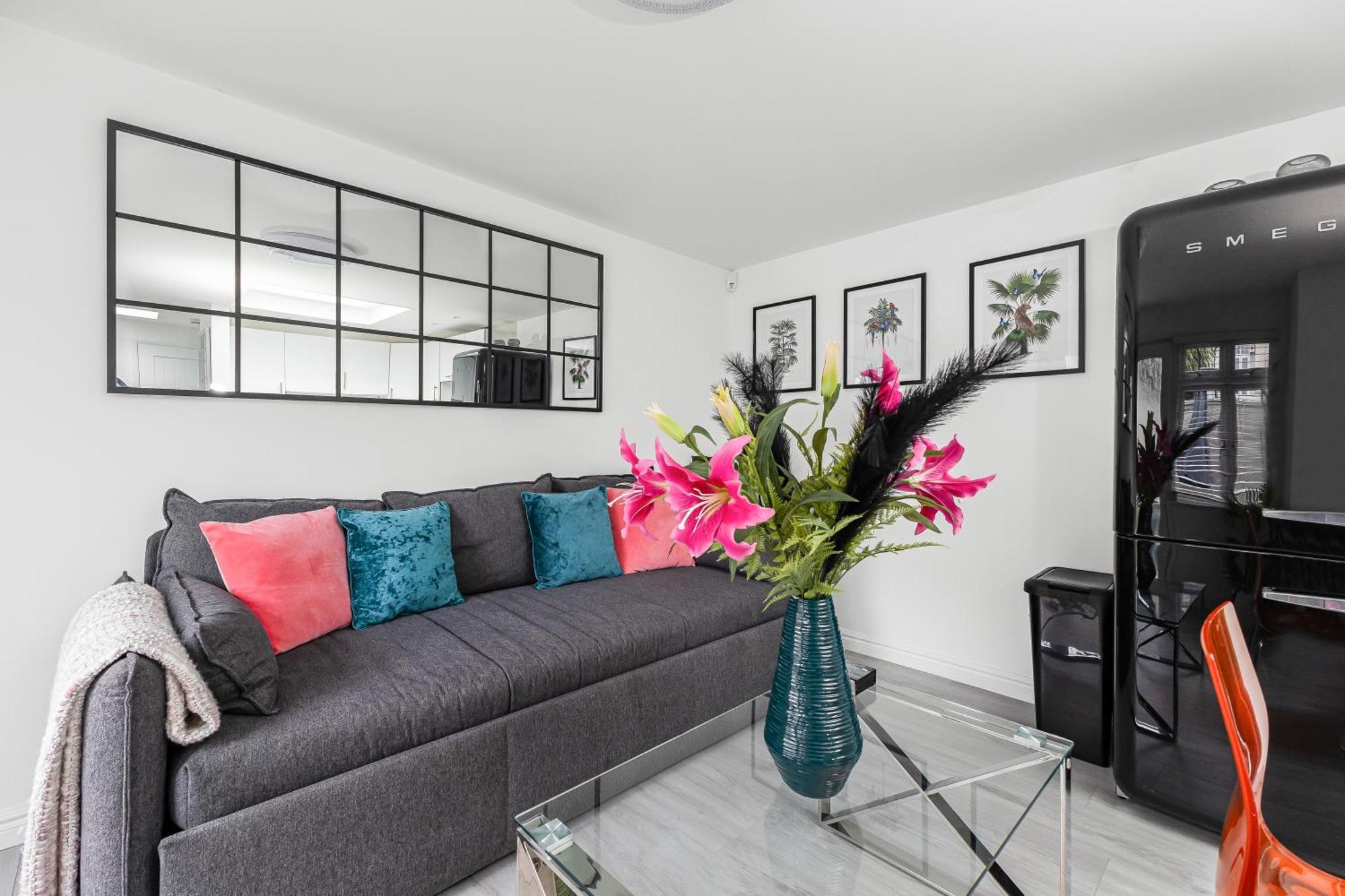 New! Modern 1-br House With Patio & Hottub , Chiswick